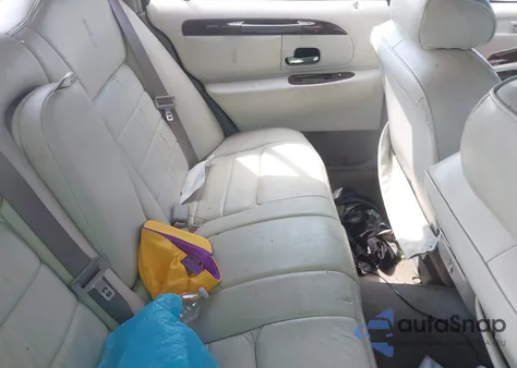 2000 Lincoln Town Car Executive from USA, damaged, VIN 1LNHM81WXYY813492